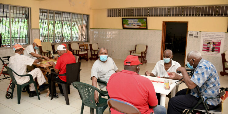 Adultos mayores se reintegran a hogares luego de la pandemia