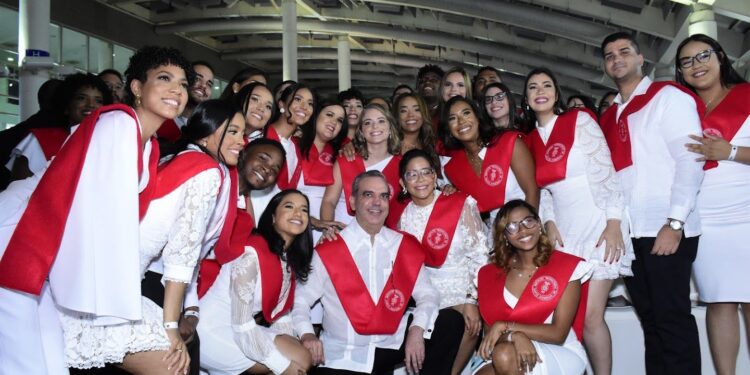 INTEC entrega al país los primeros ingenieros en Biomédica y en Logística y Transporte