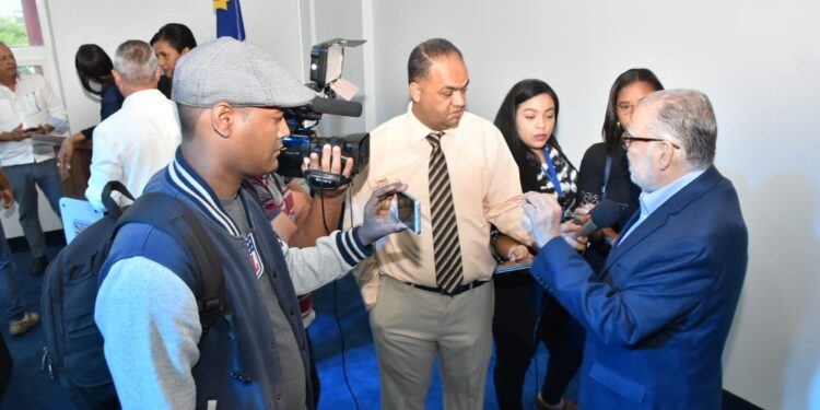 Ministro Ceara Hatton explica fines del proyecto de ley tasa cero