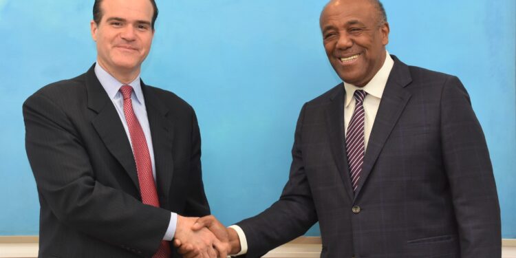 Presidente del BID y ministro de Energía y Minas hablan sobre proyectos energéticos de importancia para RD