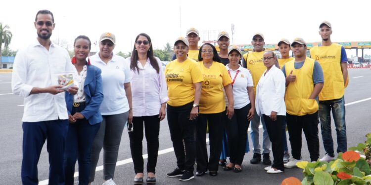 Estudiantes de UNIREMHOS en jornada de asistencia vial en peajes por Semana Santa