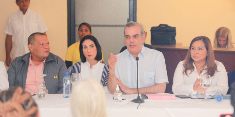 Presidente  Abinader acoge solicitud extensión UASD en SDN