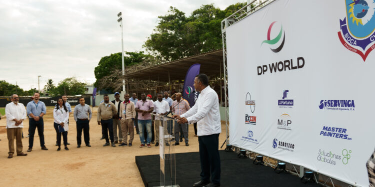 DP World entrega electrificado el play Wilfredo Echavarría al Municipio de Boca Chica