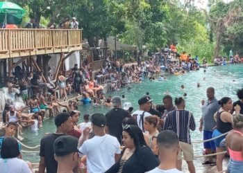 Abarrotan el balneario Las Marías, ubicado entre Neiba y Galvan