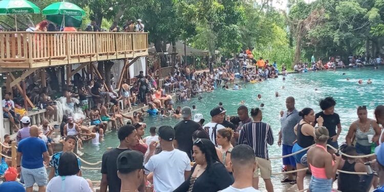 Abarrotan el balneario Las Marías, ubicado entre Neiba y Galvan