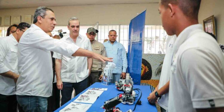 Gobierno entrega RD$92 millones a 750 a empresarios de Santo Domingo