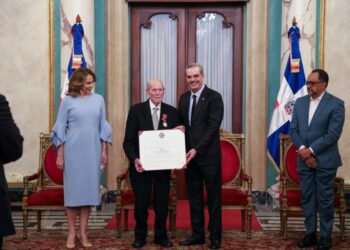 Presidente Abinader condecora al trompetista Guillo Carias