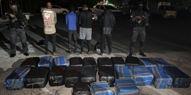 Apresan ocho y ocupan 1, 402 paquetes de presunta cocaína en San Pedro y Santo Domingo