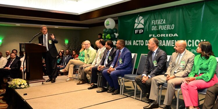 Leonel compara la política con el deporte que tiene que hacerse en equipo