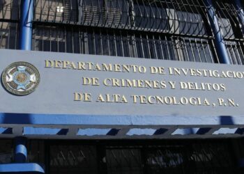 Detienen mujer acusada de estafar con un millón de pesos a su empleadora