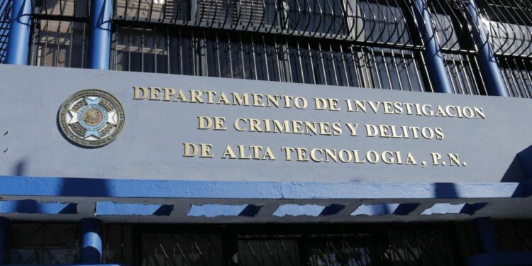Detienen mujer acusada de estafar con un millón de pesos a su empleadora