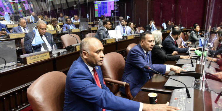 Diputados estudian iniciativa que busca eliminar reinscripción en colegios privados