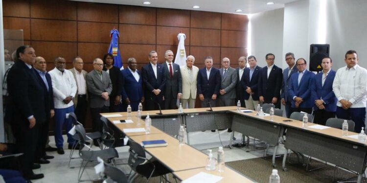 Gobierno y empresarios acuerdan aumentar un 24 al salario del sector construcción