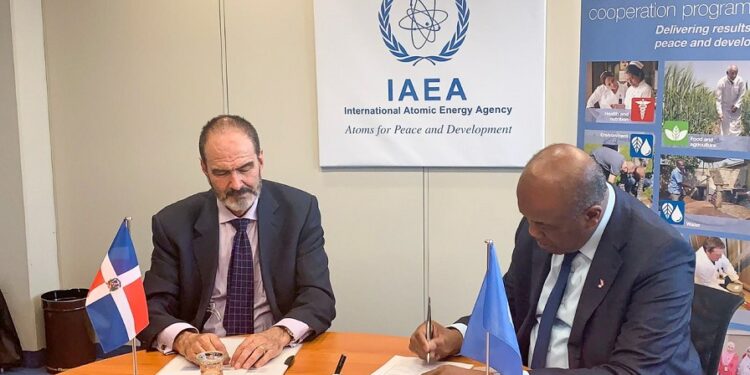 RD firma acuerdo programático con Agencia de Energía Atómica en Viena
