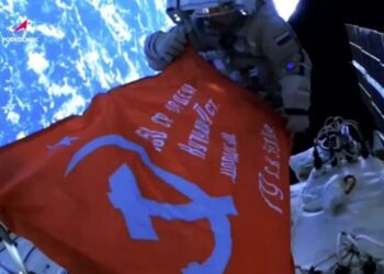 Cosmonautas rusos exhiben en la ISS la Bandera de la Victoria