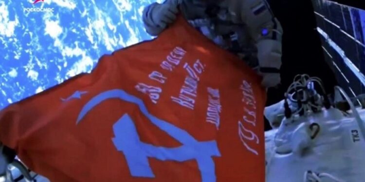 Cosmonautas rusos exhiben en la ISS la Bandera de la Victoria