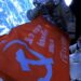 Cosmonautas rusos exhiben en la ISS la Bandera de la Victoria