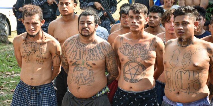 La Policía de El Salvador detiene a más de 1.400 pandilleros en un día, una cifra récord