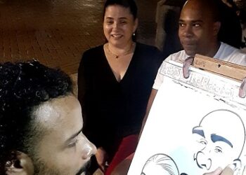 Caricaturista más rápido del mundo muestra su arte en el Parque Colón