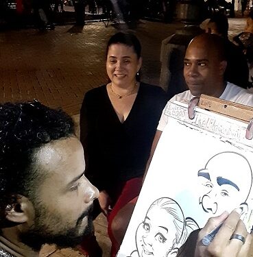 Caricaturista más rápido del mundo muestra su arte en el Parque Colón