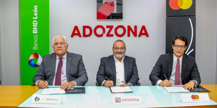 Banco BHD León y MasterCard firman alianza con ADOZONA