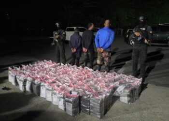 Arrestan tres y ocupan 810 paquetes de presunta cocaína en SPM
