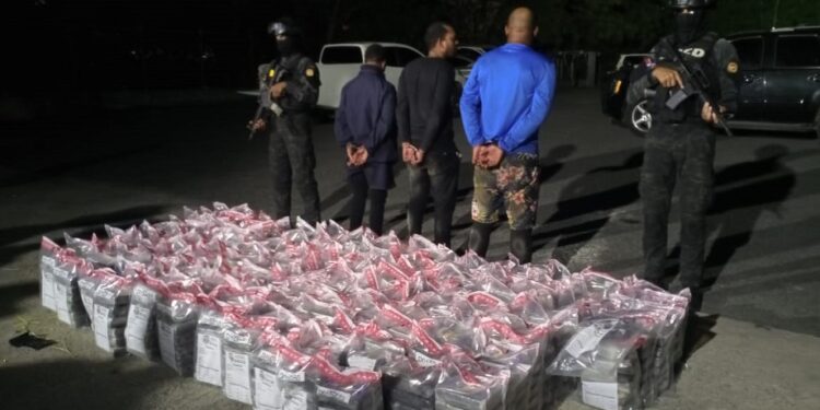 Arrestan tres y ocupan 810 paquetes de presunta cocaína en SPM