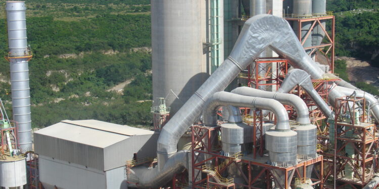 Altos costos de energía y combustibles impactan la industria cementera