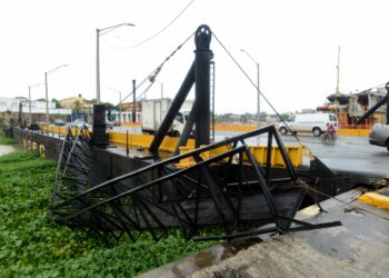 Retirado el montón de lilas acumulado en el puente flotante del Rio Ozama.