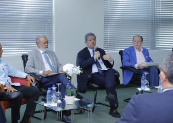 Leonel Fernández  se reúne con comerciantes mayoristas y detallistas