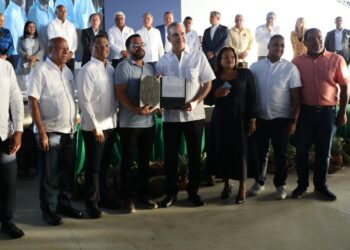 Más de 300 familias con casas y solares en Los Mina reciben títulos de propiedad definitivas