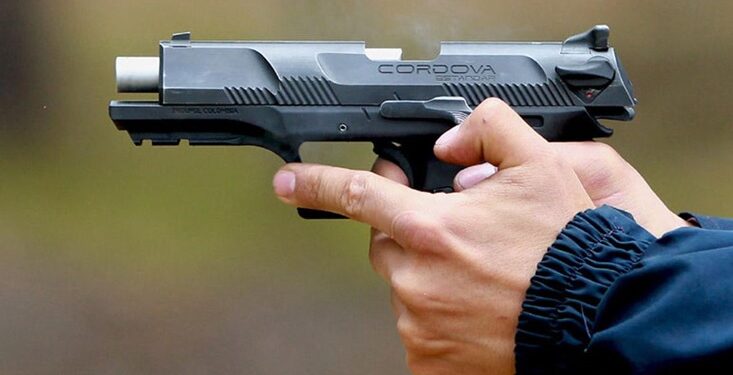 Ultiman hispano frente a bodega en El Bronx; presuntamente es dominicano 