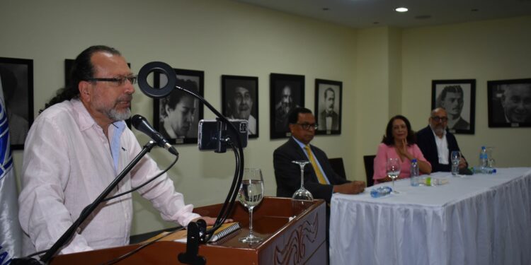 Escritor William Ospina: “Del  encuentro de culturas surgirán historias para llenar más de mil años”