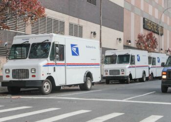 Fiscalías de Nueva York y California lideran demanda contra el Servicio Postal de USA
