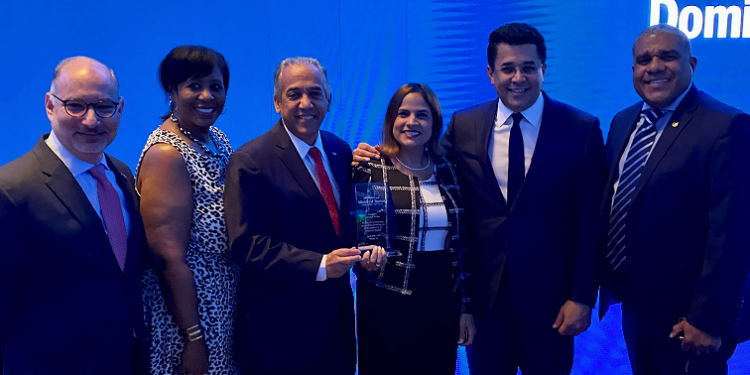 Reconocen a American airlines por promover a RD como destino turístico