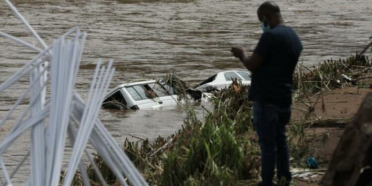 Aumenta a 395 cifra de muertos en Sudáfrica por inundaciones