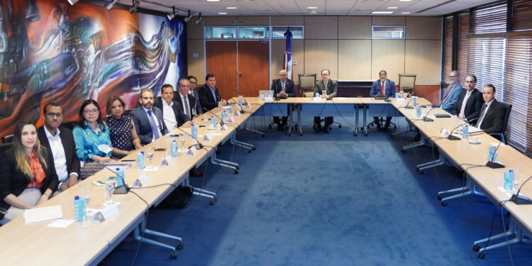 Valdez Albizu pasa revista al sector construcción con ACOPROVI