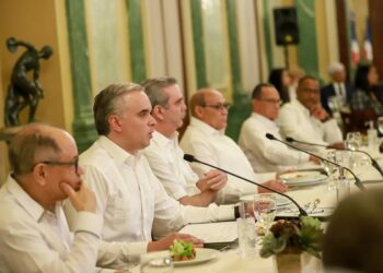 Luis Abinader “bendecido” por sindicalistas el primero de mayo