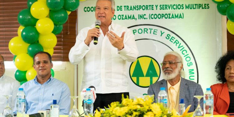 Ministro de la Presidencia: participación choferes públicos es esencial para resolver el problema de transporte