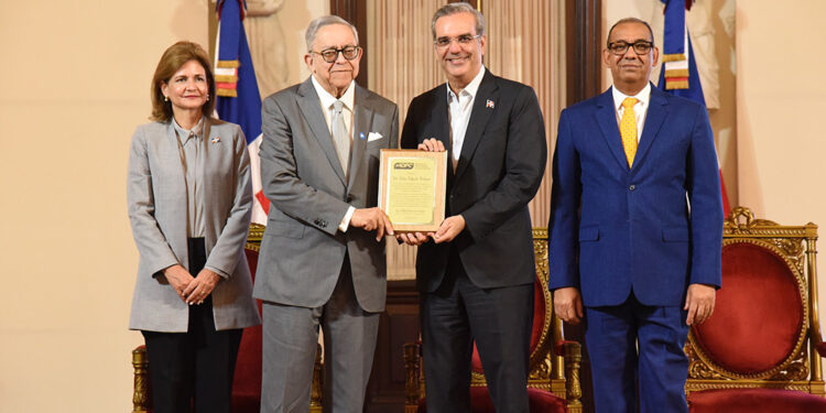 Reconocen a ex ministros del MOPC con la asistencia del presidente Abinader