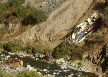 Once muertos, entre ellos dos niños, y 34 heridos en un accidente de autobús en Perú