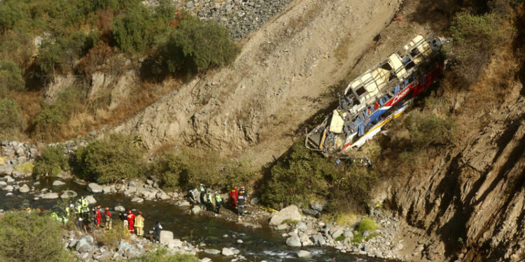 Once muertos, entre ellos dos niños, y 34 heridos en un accidente de autobús en Perú