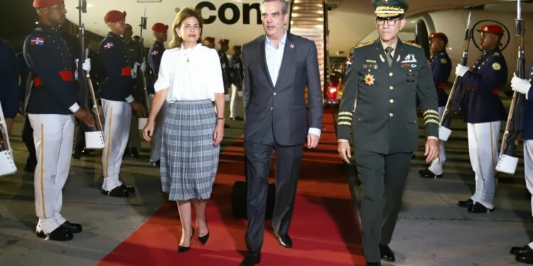 Presidente Luis Abinader regresa al país desde Suiza