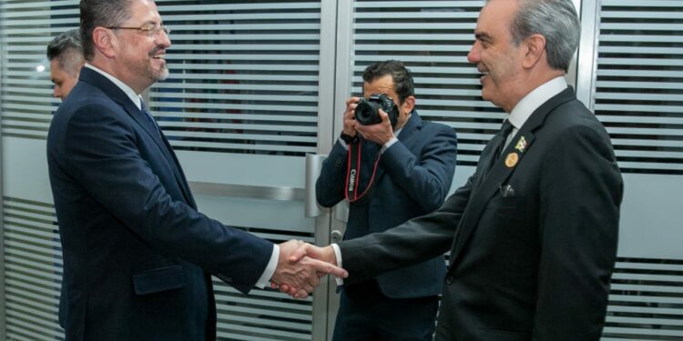 Abinader y mandatario electo de Costa Rica, se reúnen previo a toma de posesión