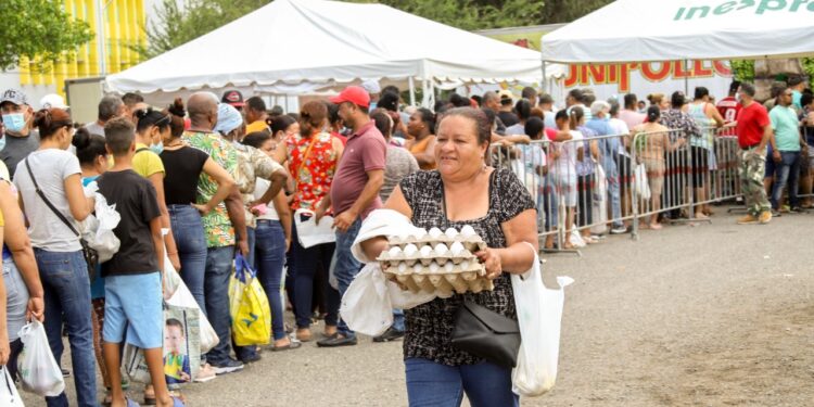 Población acude a feria de “Inespre esta de madre” en la region norte
