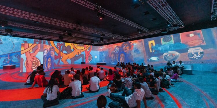 Becados de Excelencia Popular visitan la exposición inmersiva TOVAR