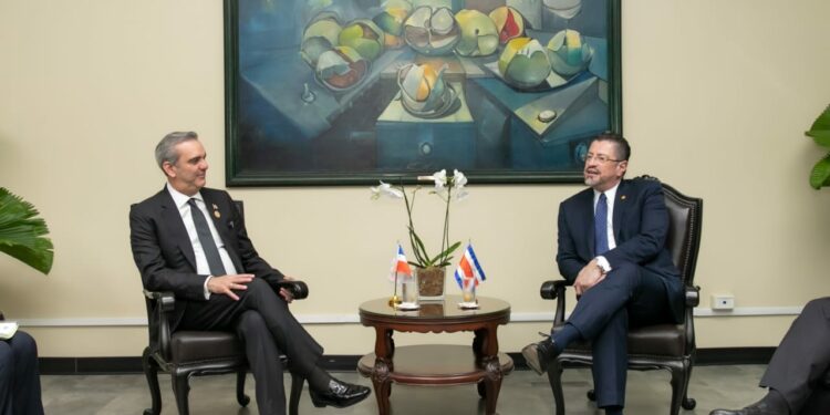 Abinader y mandatario electo de Costa Rica, se reúnen previo a toma de posesión