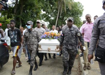 Comunidad de Guanama y Policía da último adiós a asesinado cabo de la institución