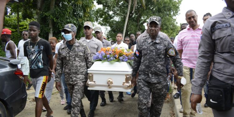 Comunidad de Guanama y Policía da último adiós a asesinado cabo de la institución