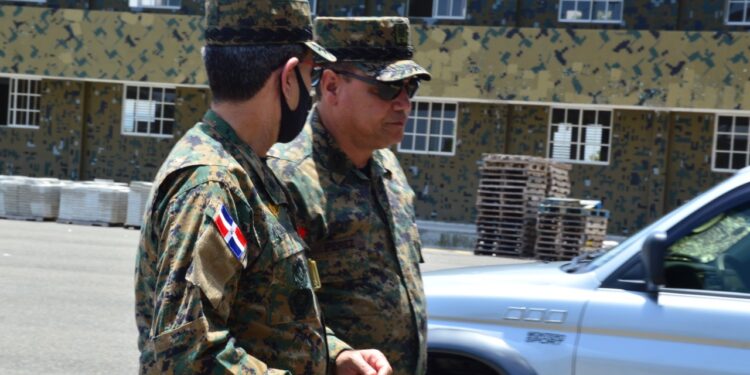 Militares refuerzan patrullaje policial contra la delincuencia en Santiago